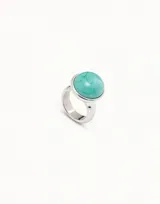 Anillo plateado con un cristal de Murano redondo color verde agua.