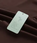 Camisa de corte slim, manga larga, con cuello camisero y cierre frontal de botones. Confeccionada en tejido plano de bambú, viscosa, poliéster y elastano.
