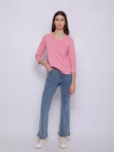 Remera negra de algodón de manga 3/4 con botones a presión y detalle de bolsillo con volado.