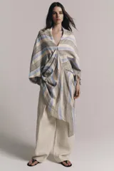 Túnica midi ZARA Woman Collection confeccionada en hilatura con mezcla de lino, con diseño a rayas en tonos beige, gris y azul. Presenta escote en V, manga por debajo del codo, detalle de frunces en el delantero y bajo asimétrico.