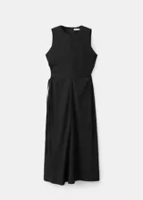Vestido midi negro sin mangas, con cuello redondo y diseño recto con sutil frunce en los laterales de la cintura.