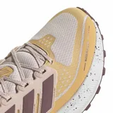 Championes de running Adidas Ultra Run 5 TR W, diseñados para terrenos mixtos. Presentan una combinación de colores beige, crema y detalles en bordó. Cuentan con tecnología de amortiguación Bounce en la mediasuela, suela Adiwear para mayor tracción y tratamiento repelente al agua en el exterior.