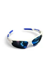Lentes de sol deportivos Strada con armazón blanco y azul, y cristales espejados oscuros.