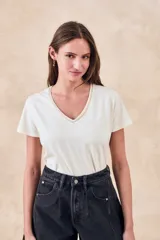 Remera blanca de algodón con escote en V y detalle metalizado en el borde del escote.