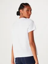 Camiseta básica de manga corta y cuello redondo, confeccionada en tejido de punto gris melange.