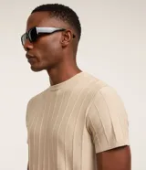 Remera slim de manga corta con cuello redondo, confeccionada en tejido de viscosa con textura de rayas verticales.