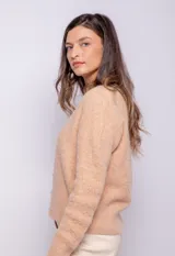 Cárdigan color durazno de tejido de punto con escote en V y cierre frontal con botones.