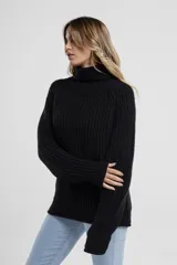 Sweater negro de tejido de punto grueso, con cuello alto y mangas largas.