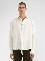 Camisa de manga larga confeccionada 100% en lino, color verde claro, con calce recto y relajado. Presenta frente abotonado con botones de coco con logo y el patch característico de Polonio.