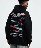 Buzo con capucha y bolsillo canguro, confeccionado en algodón con felpa. Presenta un diseño estampado con temática de carreras en el frente y la espalda, con corte relajado y cordón ajustable en la capucha.