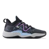 Championes de básquet New Balance modelo TWO WXY v3, con capellada negra con estampado abstracto en azul y violeta, logo "N" blanco en el lateral, entresuela gris con detalles en celeste y suela negra.