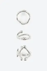 Set de tres anillos de metal plateado con diseño orgánico y efecto fundido (melted).