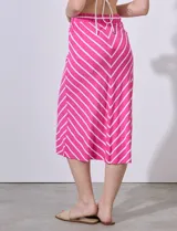 Falda midi gris de modal, con pretina ancha elastizada y lazo de ajuste.