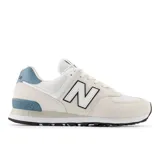 Championes urbanos New Balance modelo 574, con diseño híbrido en tonos beige y blanco, detalles en azul en el talón y entresuela con tecnología ENCAP para mayor sujeción y confort.