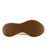 Championes New Balance Fresh Foam Roav V2, color crema con detalles en gris claro y suela marrón.