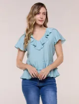 Blusa de satén texturizado color verde menta, con escote en V y volados que bordean el cuello. Presenta mangas cortas acampanadas y doble nivel de volados en la parte inferior, formando una silueta péplum.