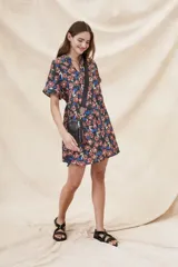 Túnica corta de lino y viscosa con estampado floral en tonos azules, rojos y negros.