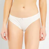 Pack de tres bombachas de algodón con diferentes estampados: una celeste lisa, una blanca con lunares pequeños y una rosa con lunares grandes. Todas tienen un pequeño moño en el centro.