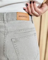 Pantalón de jean estilo wide leg con costuras verticales frontales, tiro alto y bolsillos laterales.