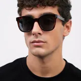 Lentes de sol cuadrados color carey con lentes negros polarizados.