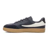 Championes urbanos Fila Champion Court 80 para hombre, en color negro con detalles en beige y suela de goma tostada. Confeccionados en material sintético y gamuza, con el logo clásico de la marca bordado en el lateral y en la lengüeta.