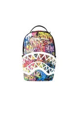 Mochila Sprayground con estampado de graffiti multicolor y diseño de boca de tiburón con dientes blancos. Cuenta con bolsillo frontal con cremallera, bolsillos laterales, bolsillo oculto con cremallera, compartimento para gafas de sol, acolchado ergonómico en la parte posterior, correas ajustables, cierres dorados, placa metálica con logo, compartimento para laptop y espalda ergonómica con malla.