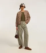 Pantalón baggy de sarga con corte holgado y recto, cintura alta con trabillas, cierre frontal con botón y cremallera, y bolsillos funcionales en frente y espalda.