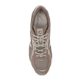 Championes urbanos New Balance modelo 204L, color marrón con detalles en rosa claro. Confeccionados con una combinación de ante y malla, presentan el logo N en el lateral y una suela de EVA para mayor amortiguación.