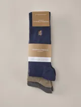 Pack de tres pares de medias largas de canalé Benson & Thomas, en colores azul marino, marrón y gris, con pequeño logo bordado de león.