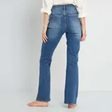 Pantalón de jean azul de corte flare y tiro alto.