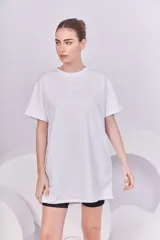 Vestido blanco de corte recto y holgado, con cuello redondo y mangas cortas.