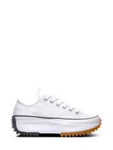 Championes Converse Run Star Hike Ox de perfil bajo, confeccionados en lona blanca. Presentan una plataforma voluminosa y una suela de goma dentada en colores negro y caramelo.