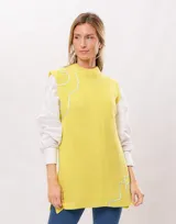 Chaleco amarillo de punto con cuello alto y diseño sin mangas. Presenta apliques de hilo celeste con forma de ondas en el frente y la espalda.