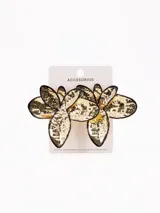 Aros tipo caravanas con diseño de flores de metal dorado con textura martillada y bordes en color negro.