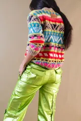 Pantalón cargo colorado de tela brillante con elástico en la cintura y bolsillos con solapa.