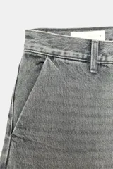 Jeans cargo de tiro medio y corte holgado en color gris con efecto deslavado. Cuenta con bolsillos laterales con solapa y cierre frontal de cremallera y botón metálico.