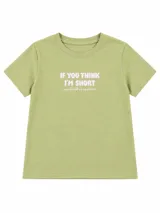 Remera verde militar de manga corta con cuello redondo y estampa frontal con la frase "IF YOU THINK I'M SHORT you should see my patience" en color rosado y blanco.