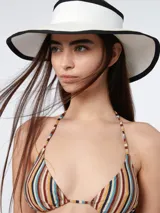 Top de bikini con estampado a rayas horizontales en tonos naranja, verde, marrón y celeste.