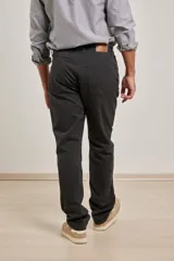 Pantalón de corte recto y estilo clásico, confeccionado en sarga de algodón con elastano. Cuenta con diseño de cinco bolsillos, cierre frontal con botón metálico y costuras reforzadas.
