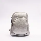 Bandolera plateada de cuero sintético con dos compartimentos con cierre.