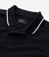 Polo de hombre marca Marfinno, confeccionada en tejido de media malla con textura rayada. Presenta cuello polo con botones y mangas cortas con terminaciones en rib con detalles contrastantes.