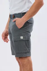 Bermuda cargo gris de gabardina con múltiples bolsillos laterales con solapa, trabillas y un cinturón trenzado incluido.