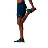 Short deportivo Asics de hombre, color azul petróleo, con logo reflectivo en la pierna derecha. Confeccionado en tejido ligero y materiales reciclados, con slip interior, cordón ajustable en la cintura, bolsillo interior oculto y aberturas laterales.