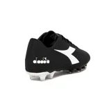 Championes de fútbol Diadora Striker II MD, color negro con detalles en blanco.