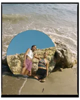 Top color crema de cuero sintético, con un solo tirante ancho y corte asimétrico.