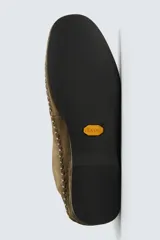 Zapato tipo derby de cordones, confeccionado en piel con acabado de serraje. Presenta costuras decorativas en el contorno de la suela, horma redonda y suela de goma Vibram.