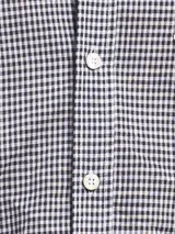 Camisa de vestir a rayas verticales azules y blancas, de corte regular fit y manga larga.