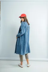 Tapado largo de jeans color burdeos con botones y bolsillos frontales.