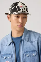 Gorra de béisbol con estampado de vaca en blanco y negro, con parche frontal de Levi's Western Wear y Pixar.