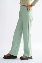 Pantalón de cuerina color verde agua, de corte recto, con pretina elastizada y pasacinto.